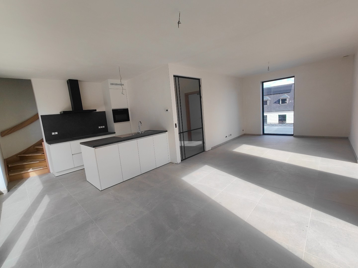 Afgewerkte woning met 3 slaapkamers &amp; ruim zonnig terras + autostaanplaats en berging 