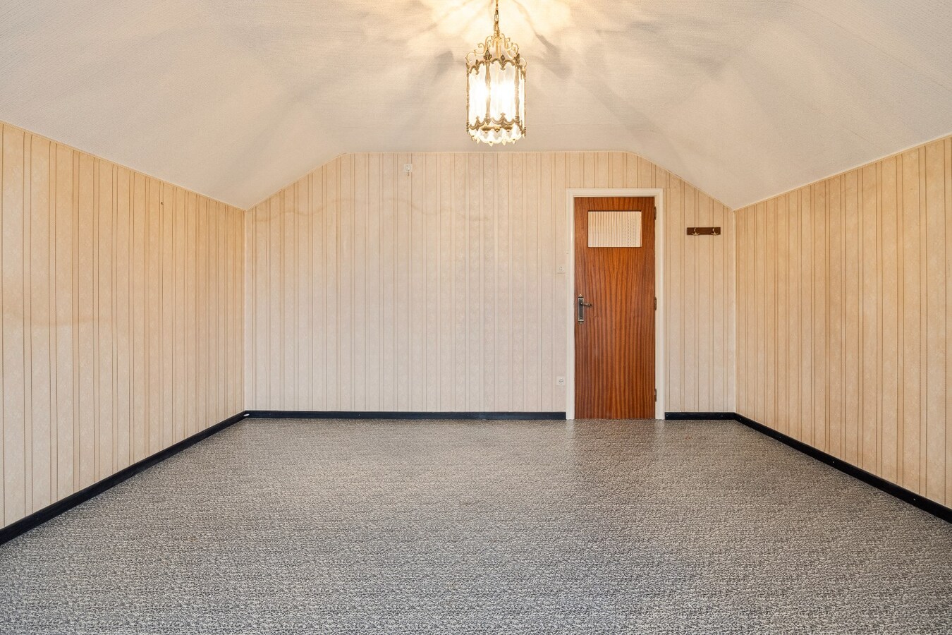 Solide en op te frissen woning te koop vlakbij centrum Lozer 