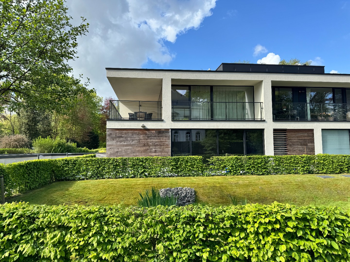 Prachtig zonnig en energievriendelijk appartement op het gelijkvloers met dubbele garage. 