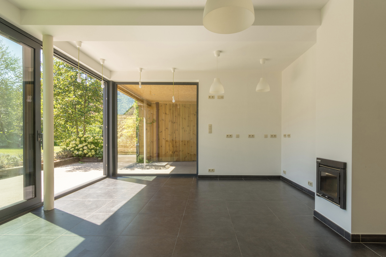 IN OPTIE Ruime en totaal vernieuwde woning in het dorp van Zaffelare 