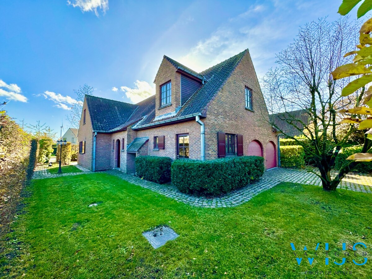 Fantastische open bebouwing met dubbele garage in gegeerde woonwijk te Evergem 