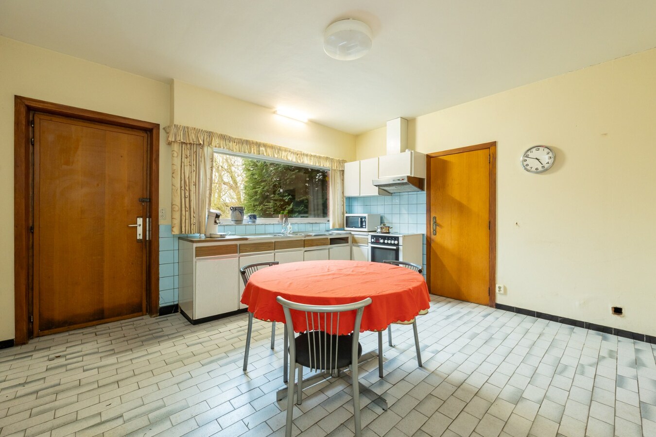 Unieke eigendom op 13.183 m² met te renoveren woning en vergunde stallingen 