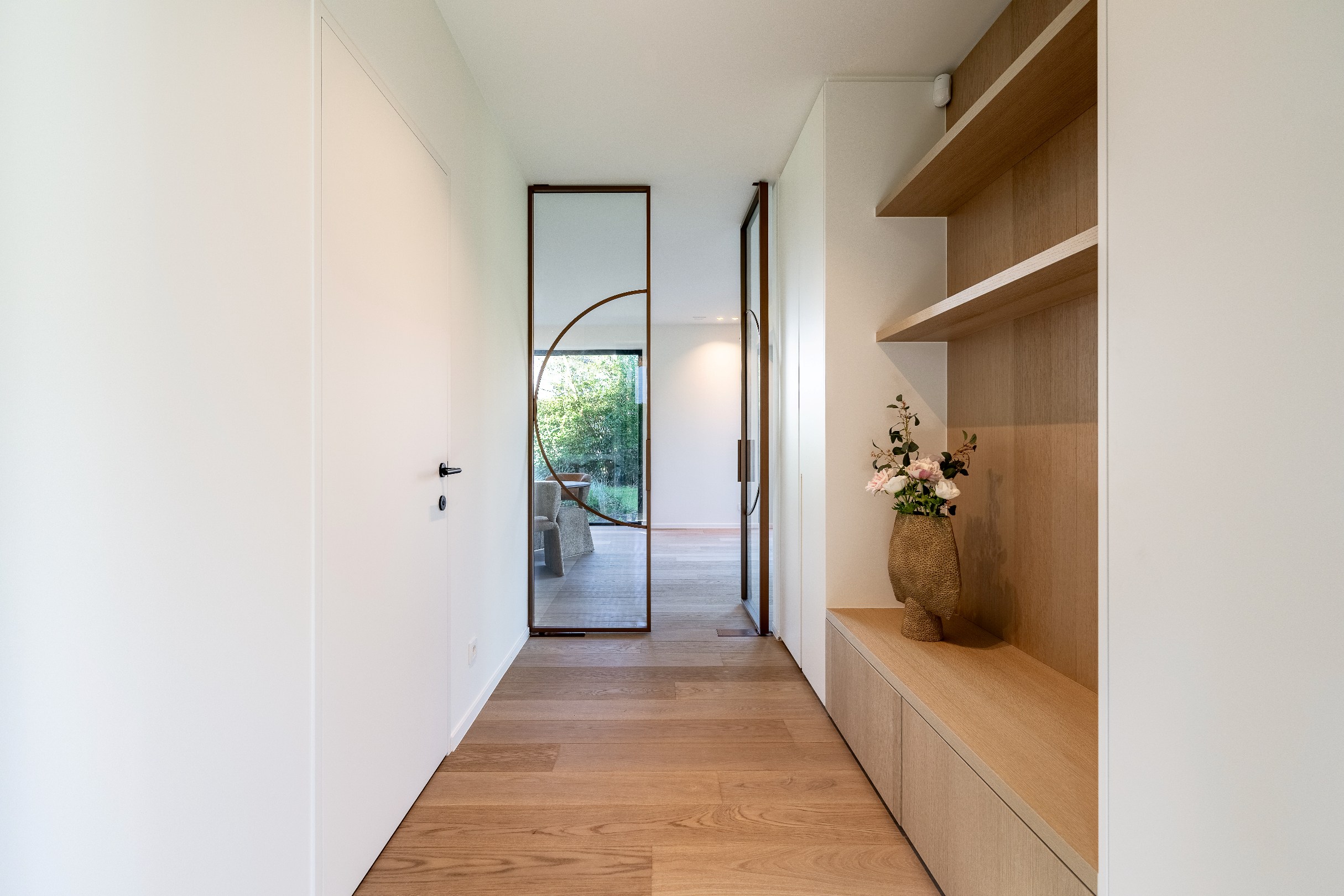 Indrukwekkende nieuwbouwvilla in hartje Zoute op enkele passen van de golf te Knokke. 