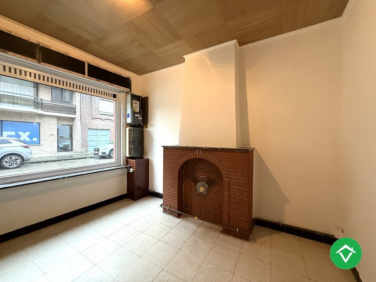 Instapklare rijwoning met 2 slaapkamers, zolder en koer in centrum Roeselare 