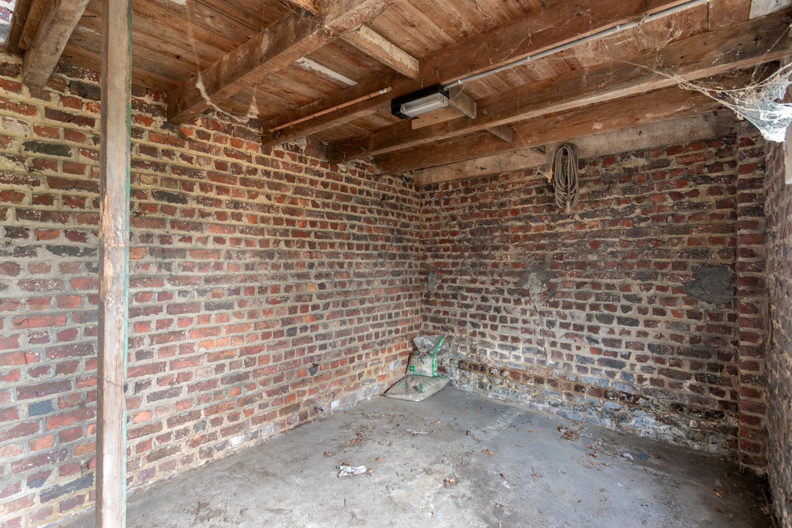 Kraktervolle woning met veel potentieel, 2 autostaanplaatsen en tuin te Dworp 