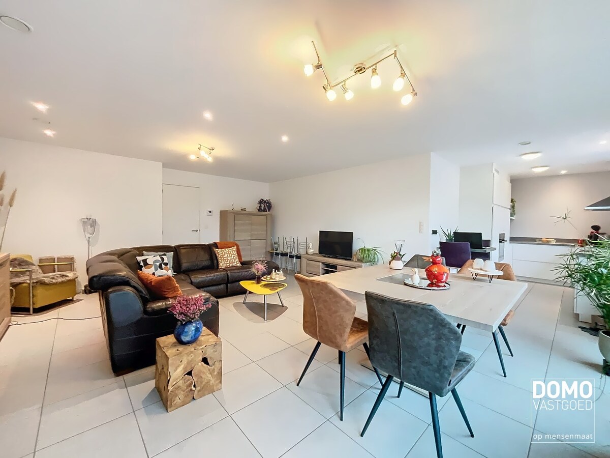 GELIJKVLOERS 1 SLAAPKAMER APPARTEMENT MET TUIN EN ONDERGRONDSE AUTOSTANDPLAATS GELEGEN TE SPALBEEK 