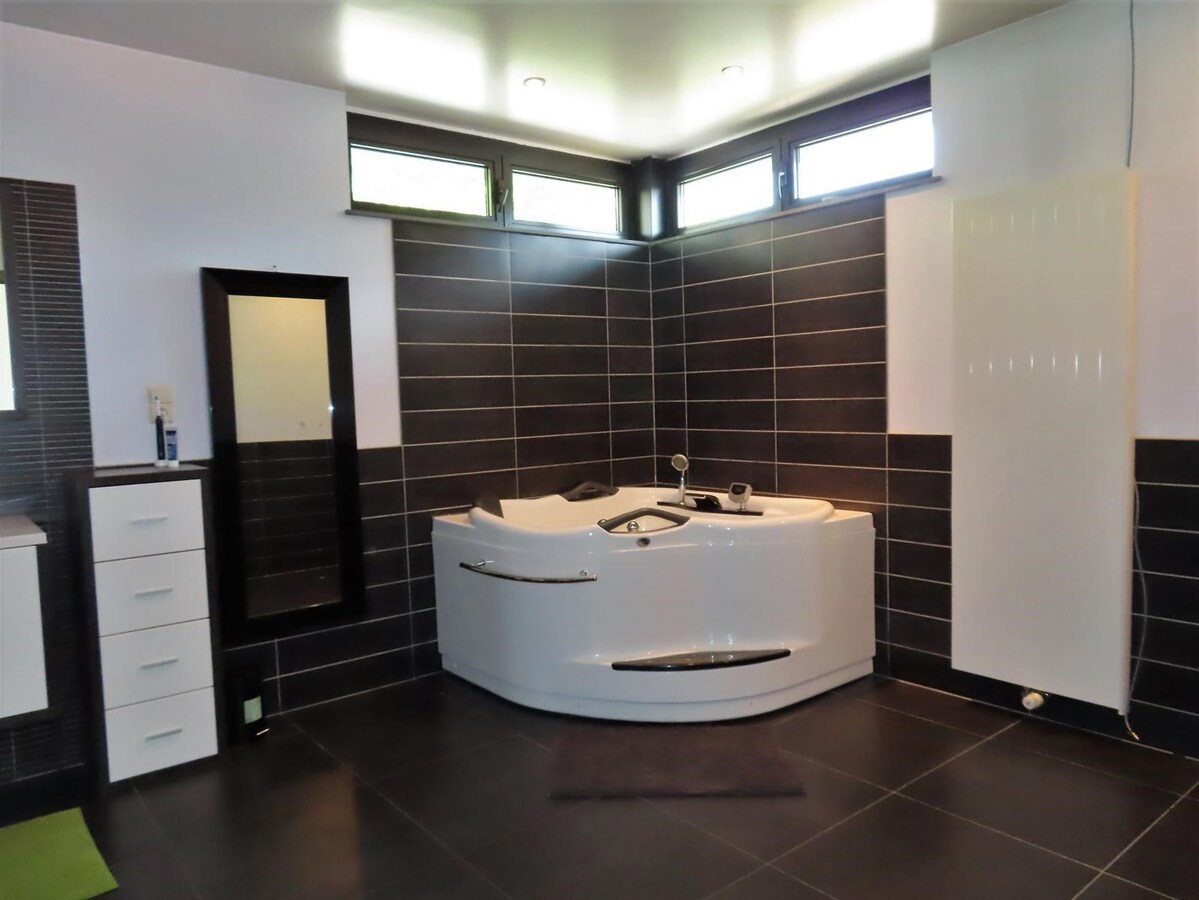 Prachtige villa, rustig gelegen te Houthalen. Dichtbij autosnelwegen en openbaar vervoer. Het centrum van Houthalen op 5 minuten en Hasselt op 15 minuten. 