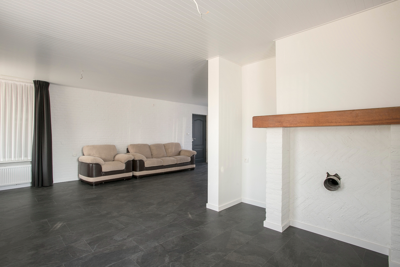 Deze vrijstaande woning met bedrijfsgebouwen staan aan de rand van Reusel tegen het bedrijventerrein. 