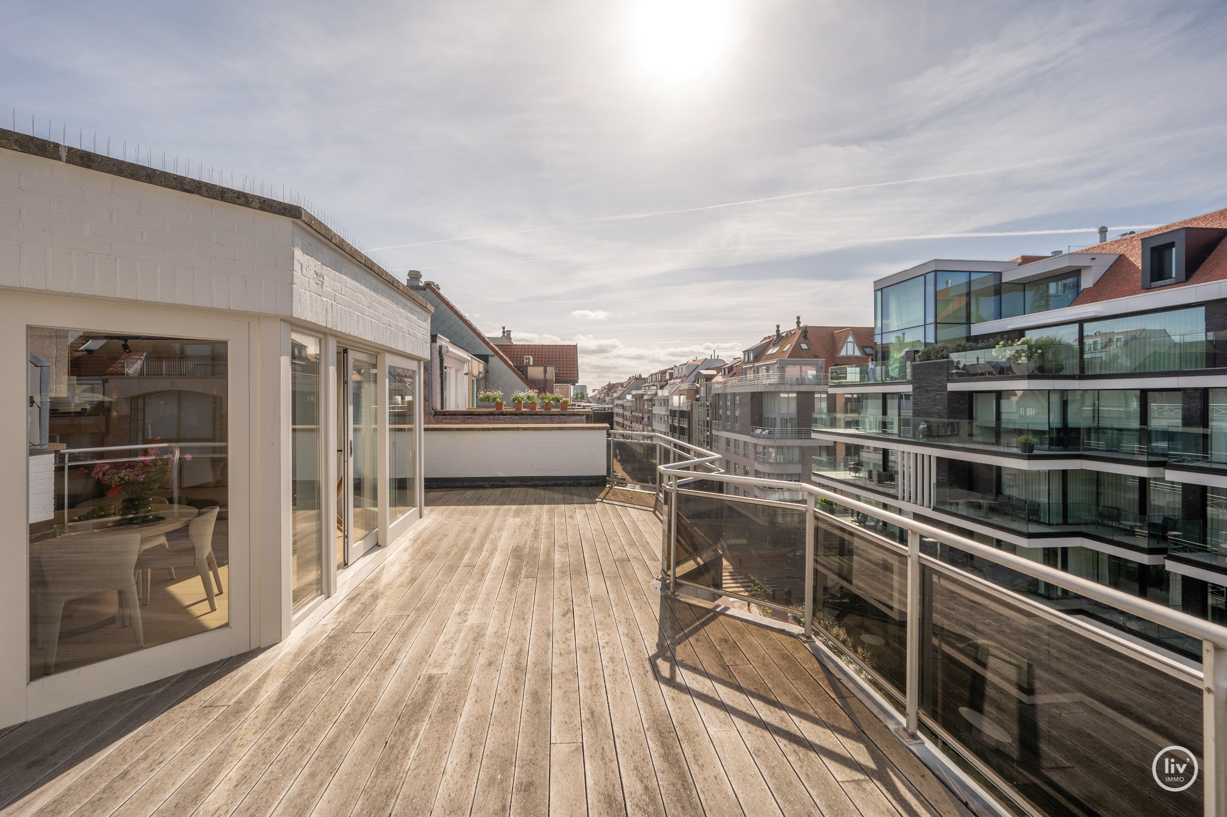 Parchtig afgewerkte penthouse met magnifieke terrassen van +/-40m2 en 3 ruime slaapkamers te Leopoldlaan gelegen. 