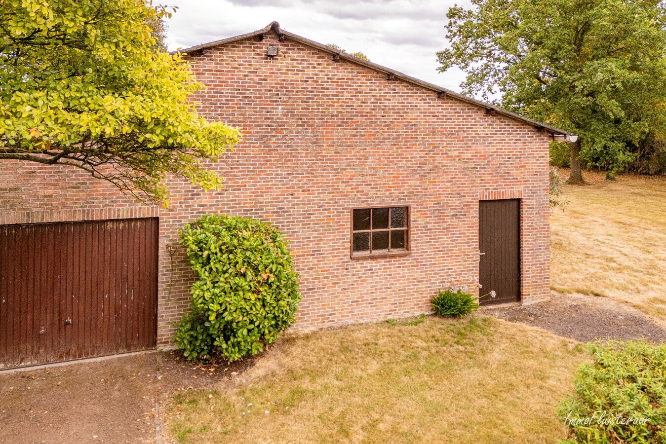 Vrijstaande woning met bijgebouw op 1 ha (Aankoop extra aanpalende ca. 2 ha mogelijk) te Heist-op-den-Berg 