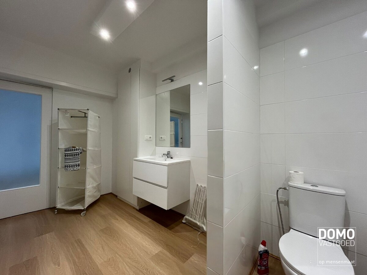 RUIME HALFOPEN WONING MET 3 SLAAPKAMERS IN LUMMEN 