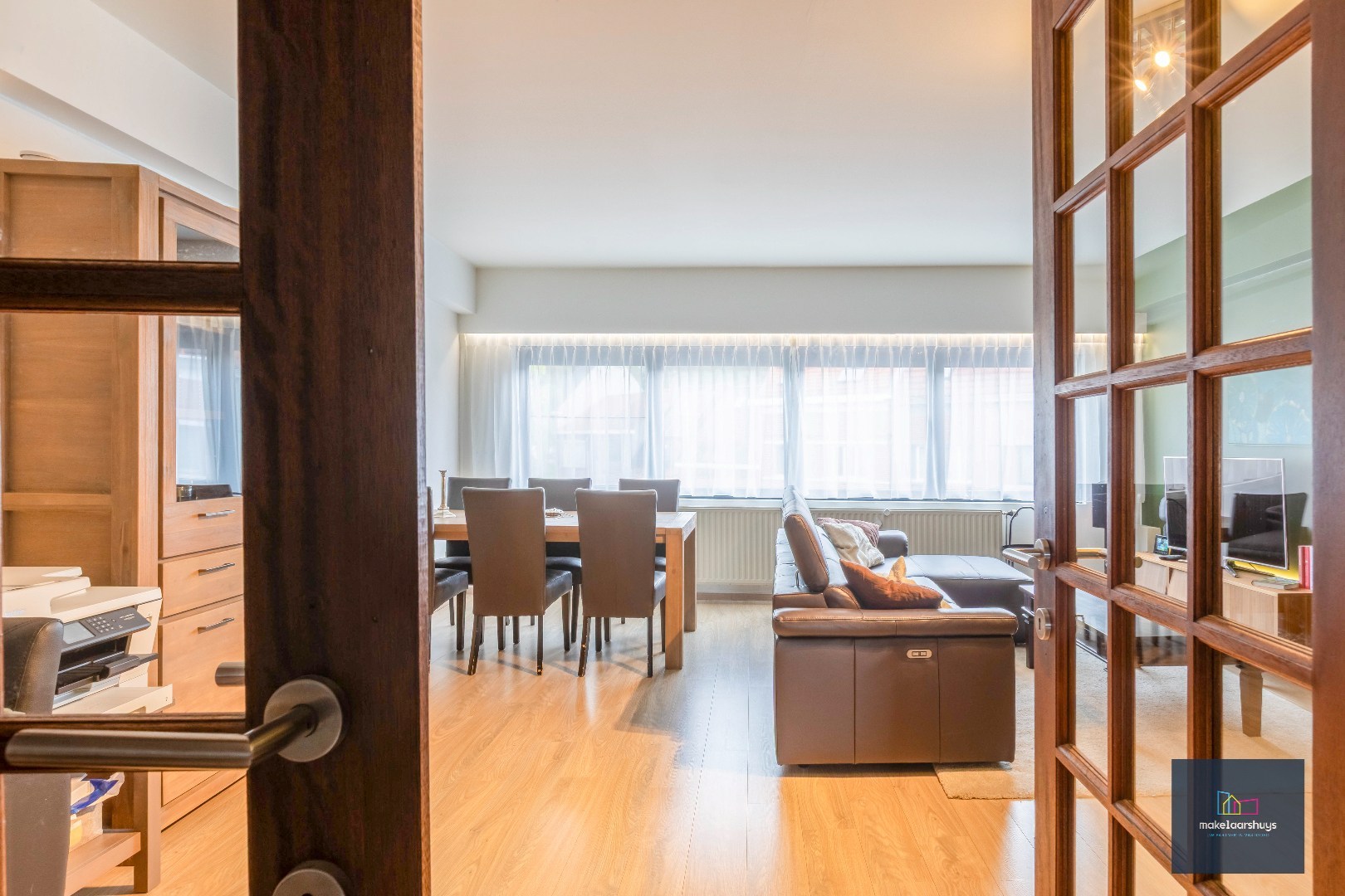 Heel ruime instapklare woning in rij  met zonneterras en 2 staanplaatsen 