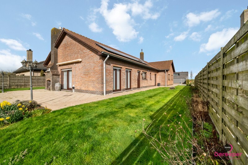 Charmante alleenstaande bungalow met zuidgerichte tuin op ruim perceel in Snaaskerke 