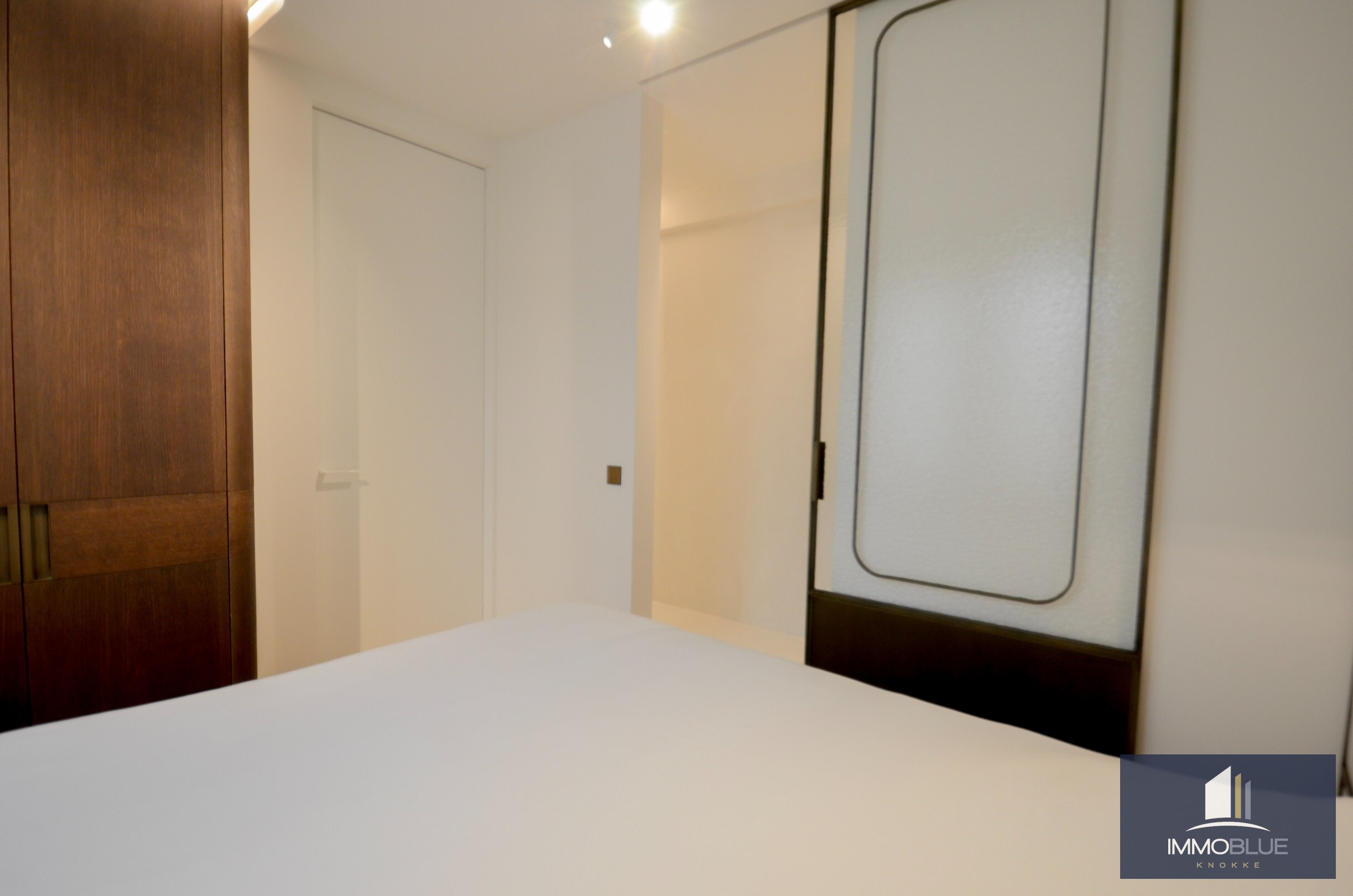 Appartement exceptionnellement rénové avec vue mer frontale situé au Zoute. 