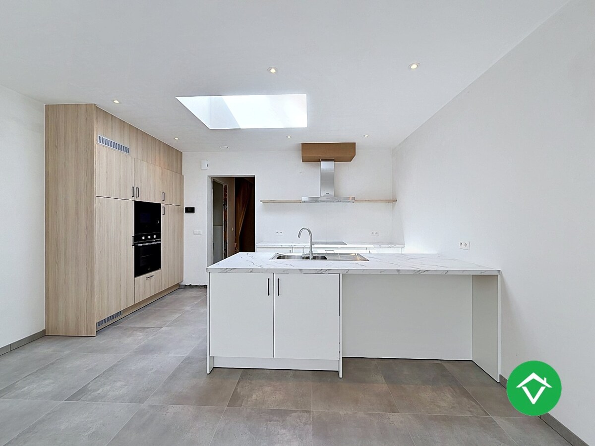 Centraal gelegen nieuwbouwwoning met 3 slaapkamers, tuin en overdekte autostaanplaats 