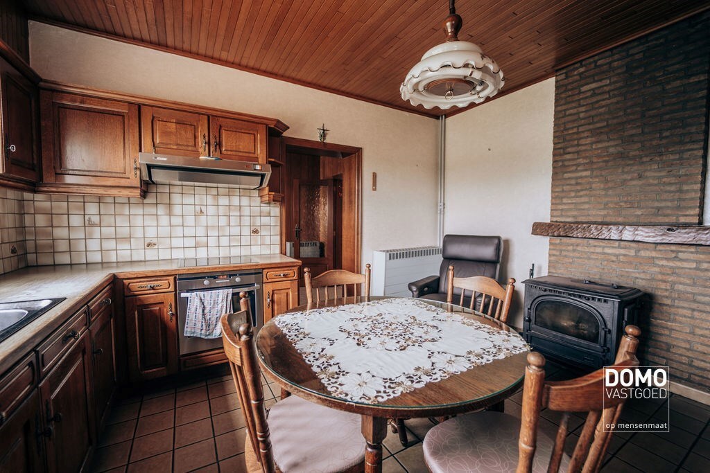 Ruime boerderij met stallingen en een prachtig groen uitzicht. 