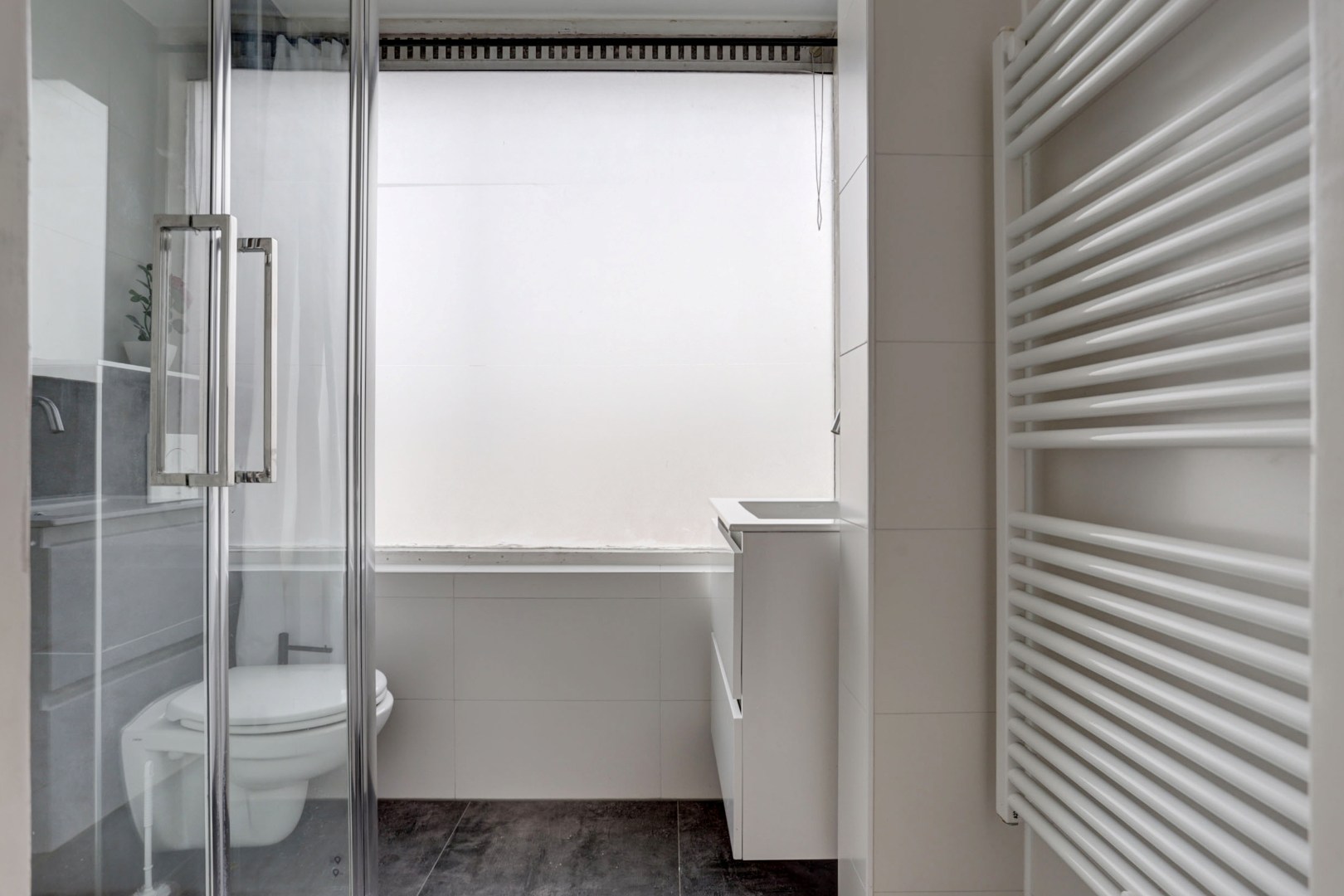 In het geliefde "Lage Land' is gelegen deze uitgebouwde 5-kamer tussenwoning met zonnige en diepe tuin en geheel gelegen op eigen grond. 