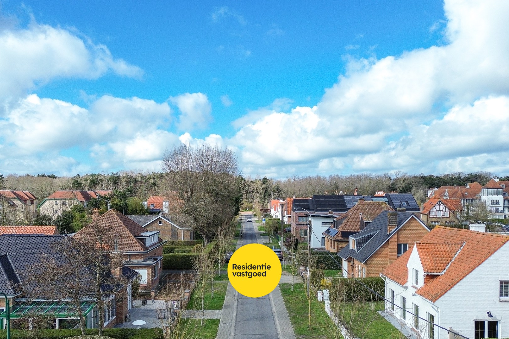 Instapklare en volledig gerenoveerde bungalow met 3 slaapkamers, tuin en garage vlak bij bos en centrum van De Haan 