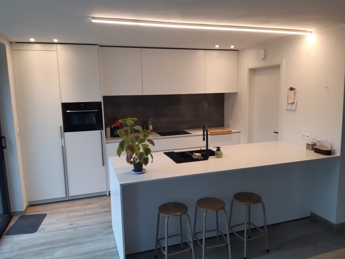 BEN-appartement met terras en tuintje. 