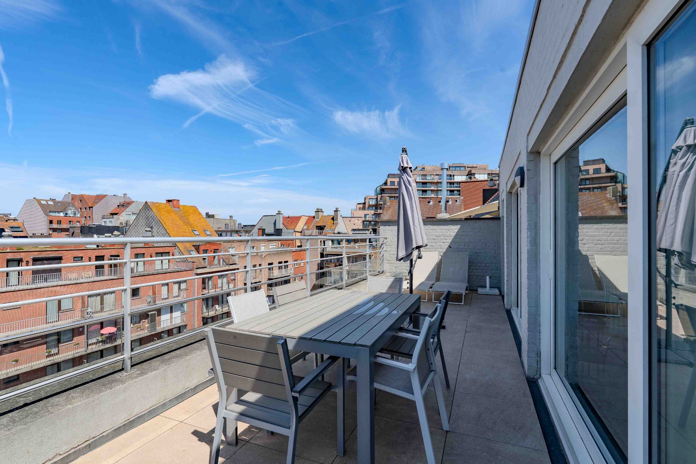 Schitterend penthouse met 2 slaapkamers, ruime terrassen en zijdelings zeezicht. 