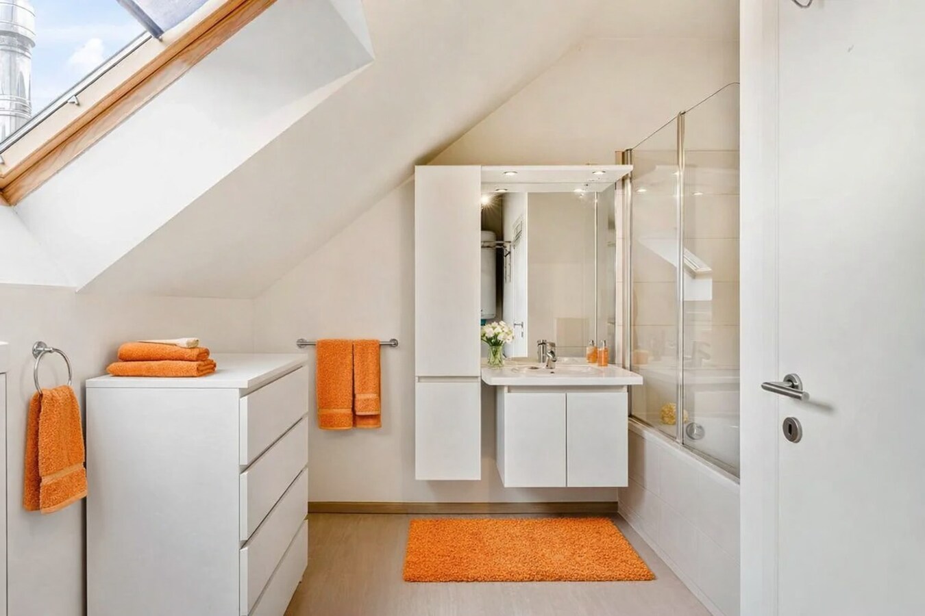 Energiezuinig 1-slaapkamerappartement met private toegang en knusse patio, centrum  Opglabbeek - interessante investeringsopportuniteit. 