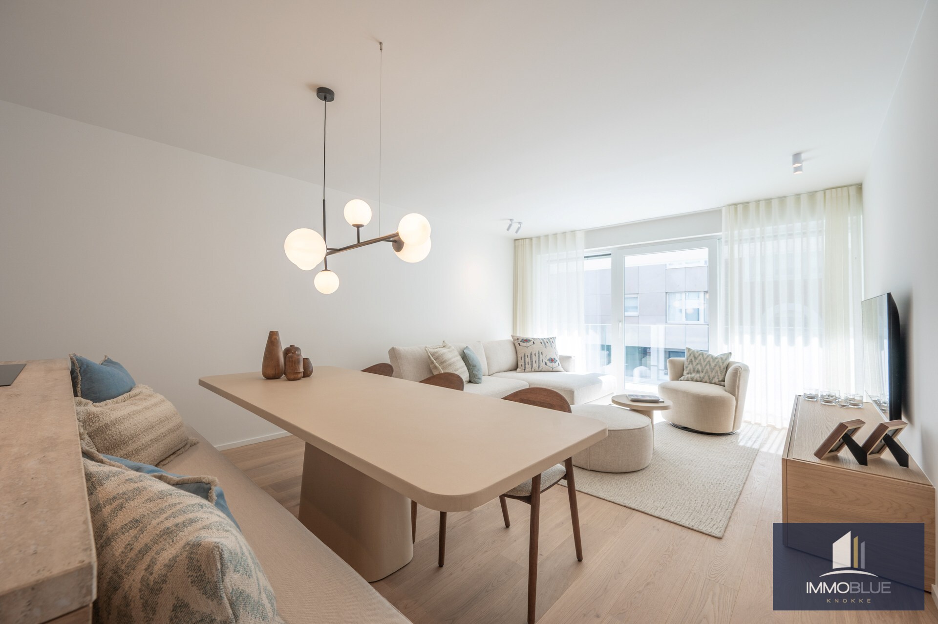 Prachtig gerenoveerd drie-slaapkamerappartement op een toplocatie vlak bij de Zeedijk en genietend van een zijdelings zeezicht. 