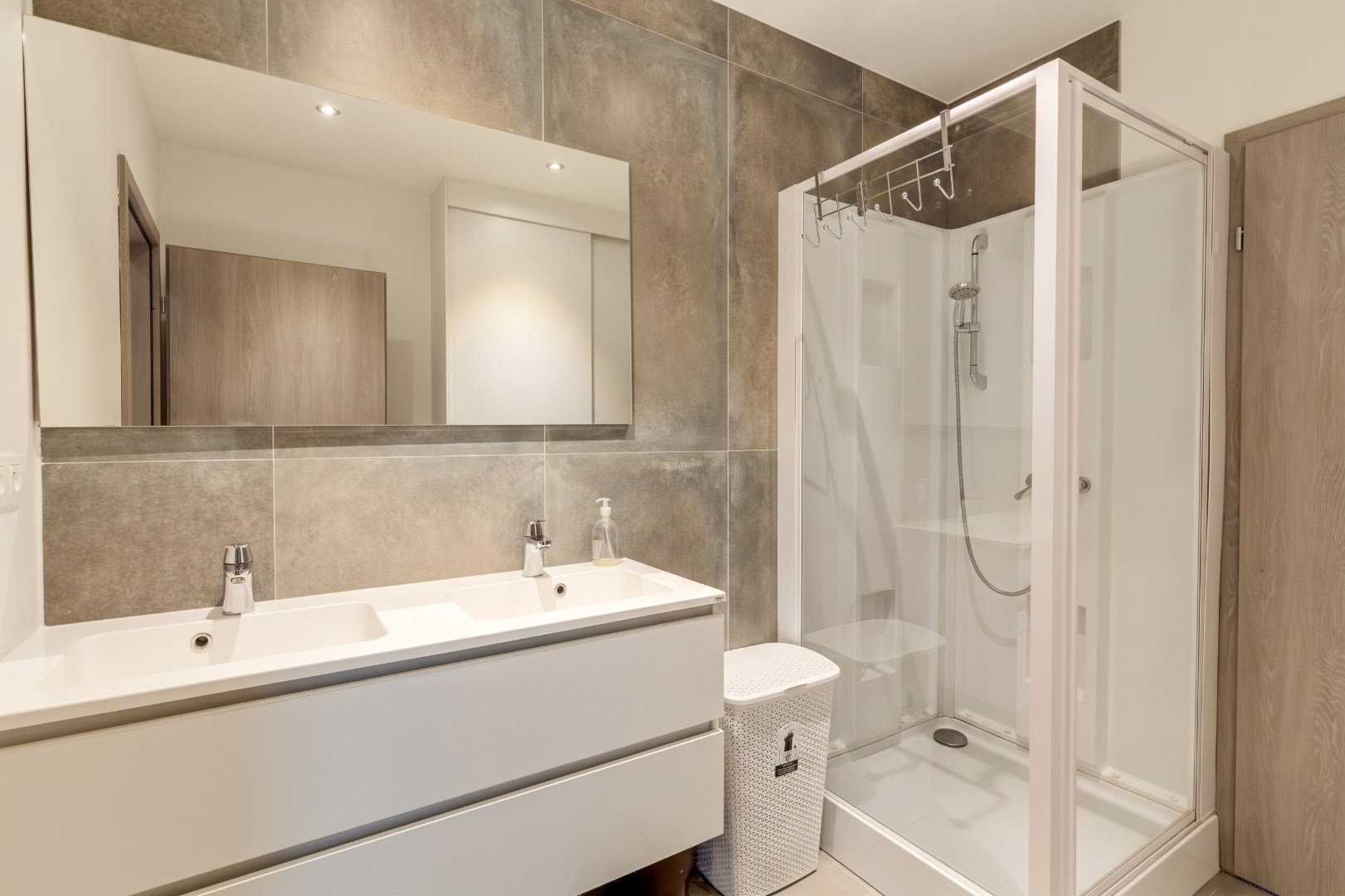 Ruime woning voor gemengd gebruik met loods te koop, wonen en werken op één toplocatie in Zelzate 