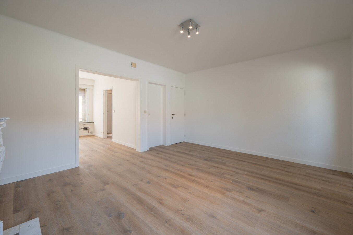Brede gezinswoning met garage, privé staanplaats en zonnige stadstuin in Oud-Knokke. 