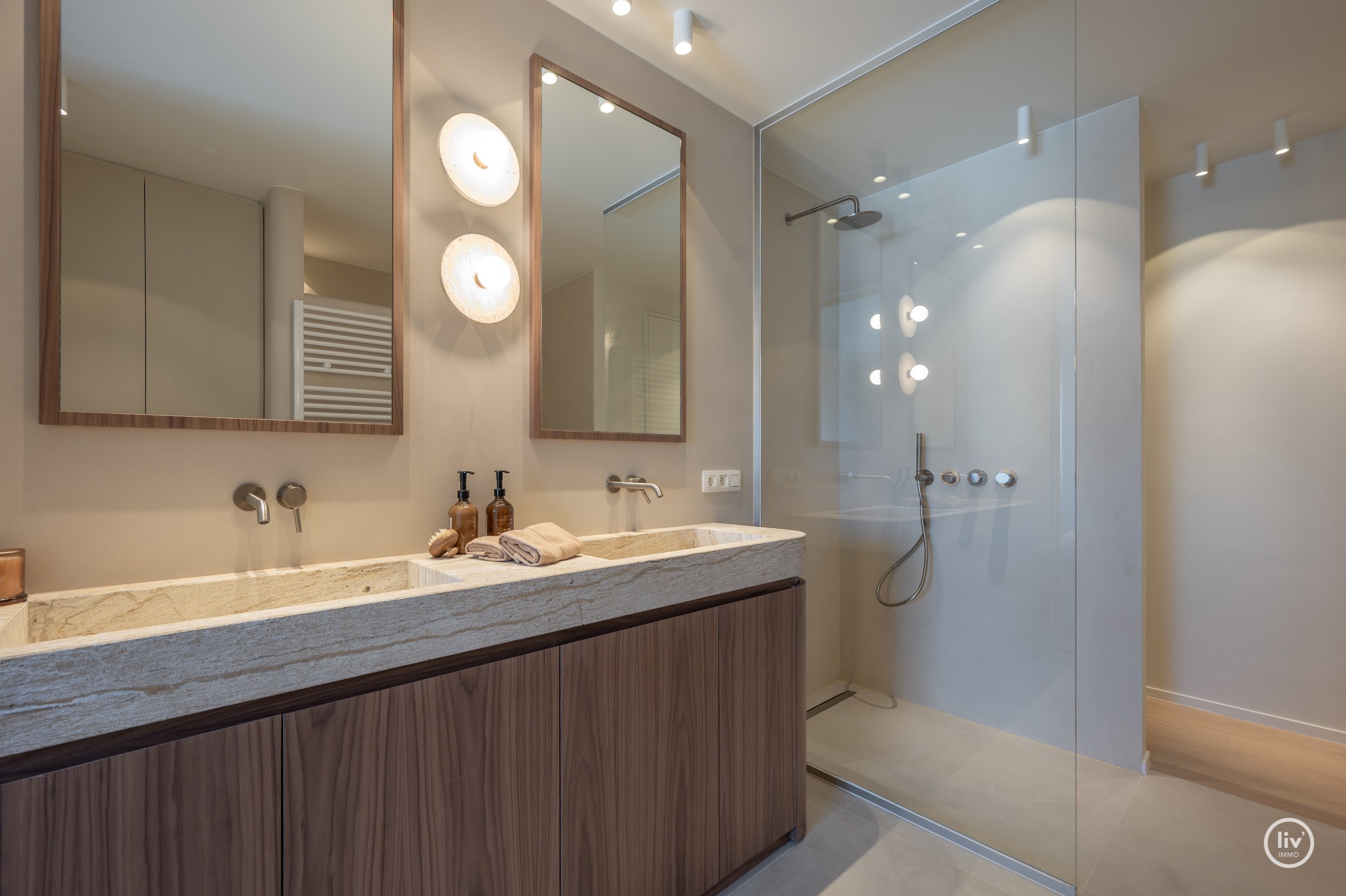 Zeer luxueus gerenoveerd 4 slaapkamer hoekappartement ideaal gelegen te Duinbergen genietend van zeezicht. 