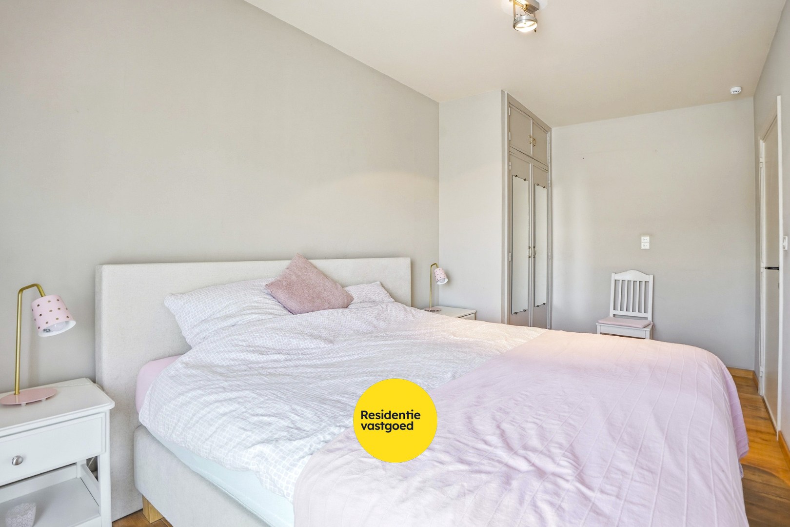Instapklaar en lichtrijk 3-slaapkamerappartement (109 m²) met terras en privé-parkeerplaats te Oostduinkerke. 
