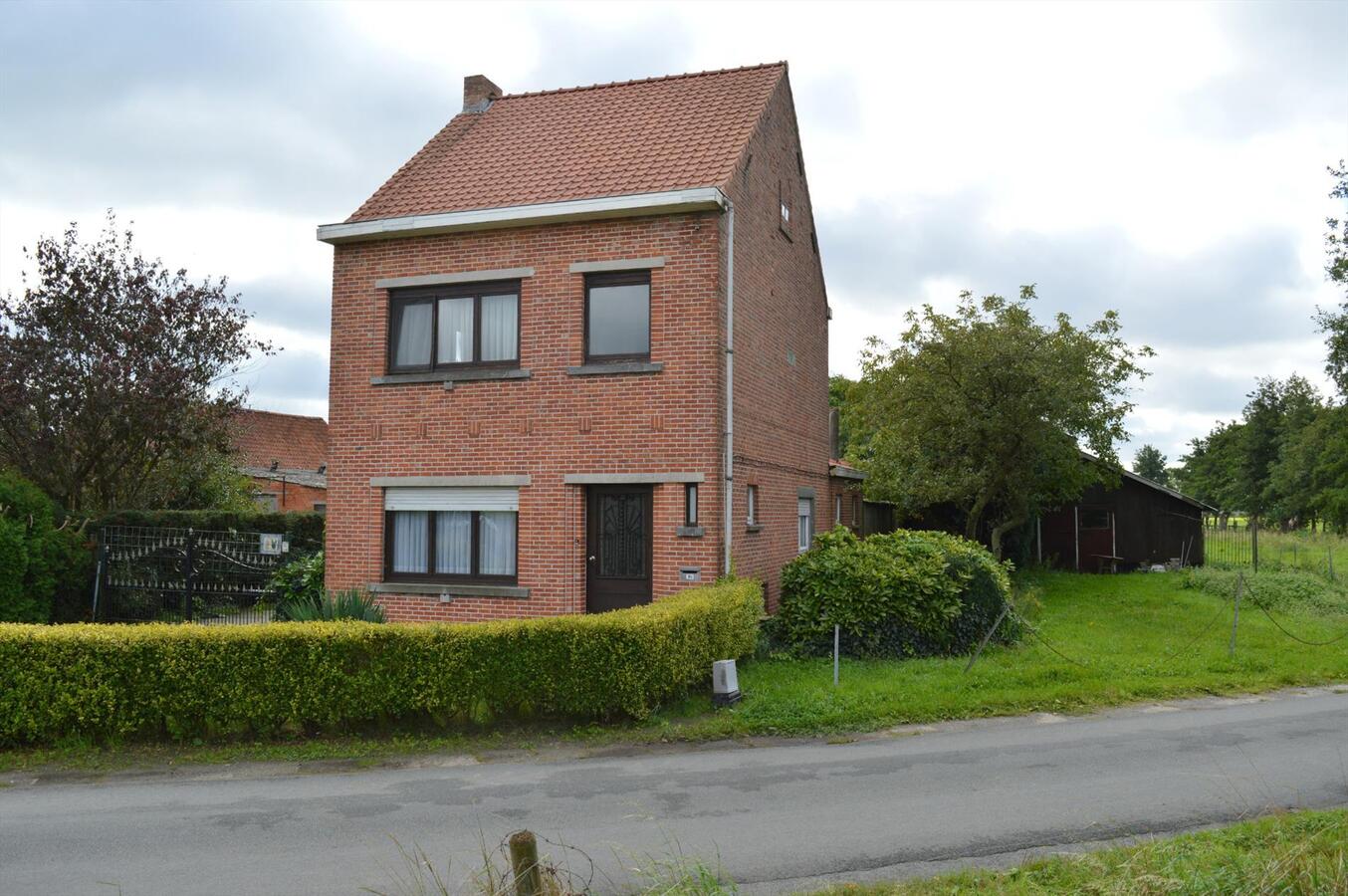 Te renoveren woning met loods en weide op 7.327m² te Zele 