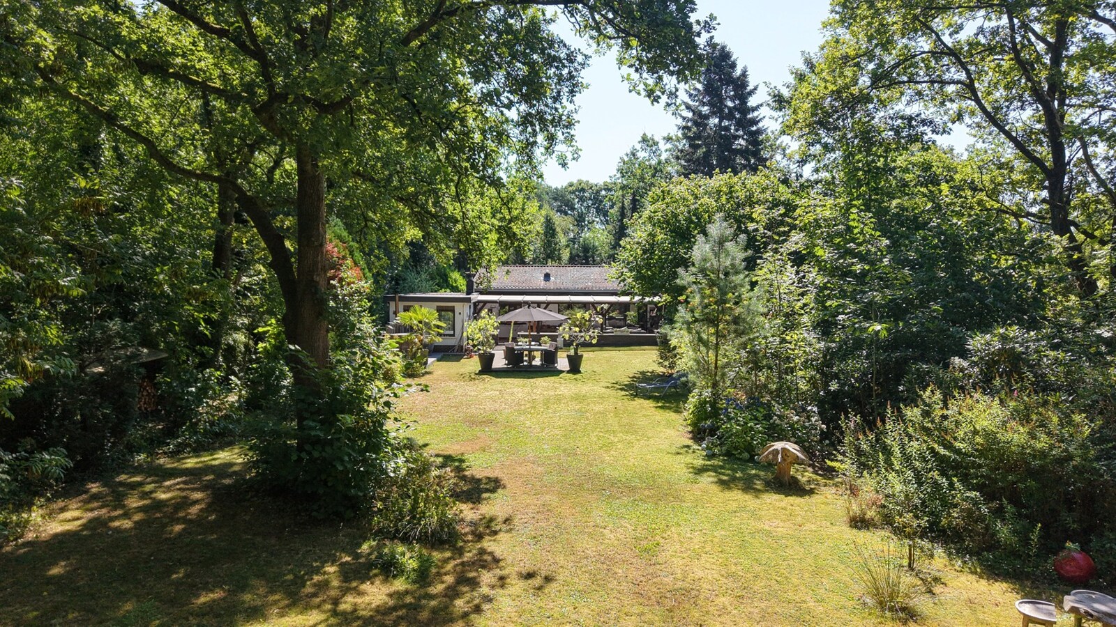 Uiterst rustig gelegen gelijkvloerswoning met 3 slaapkamers op 2018 m² 