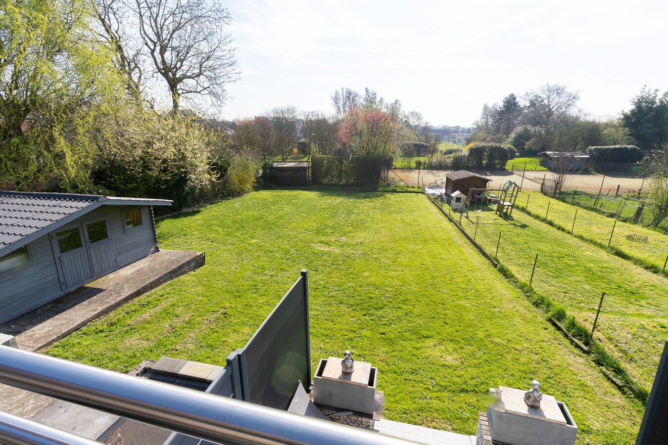 3 façades érigée sur 875m² avec terrain à bâtir, parking privé, double garage. 