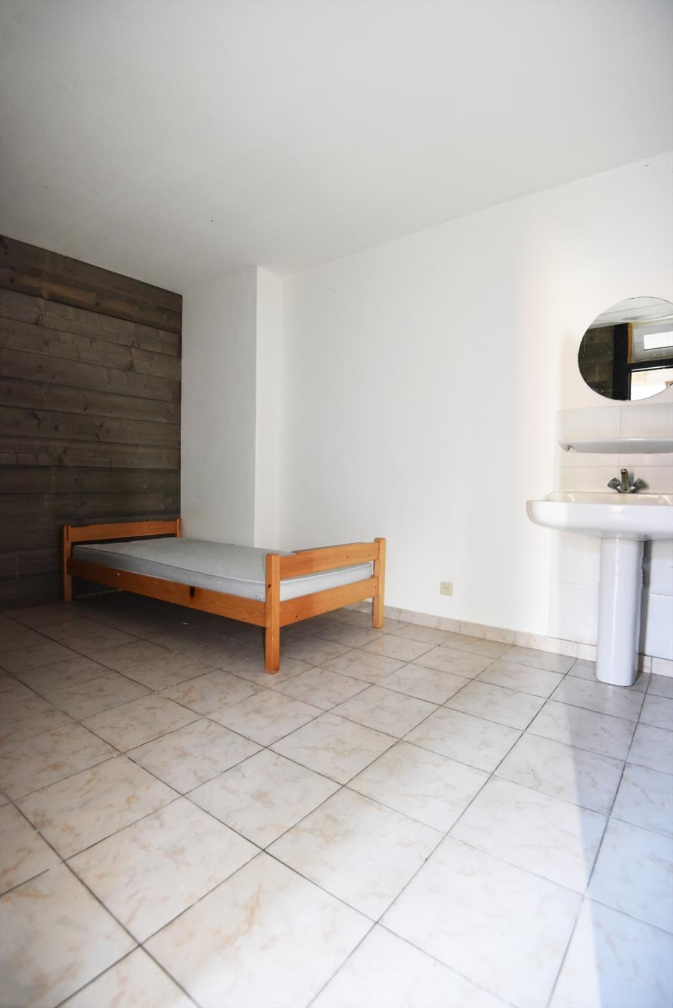 Pand met diverse mogelijke bestemmingen (9 slpks, 2 badkamers,...) goed gelegen te Adegem 