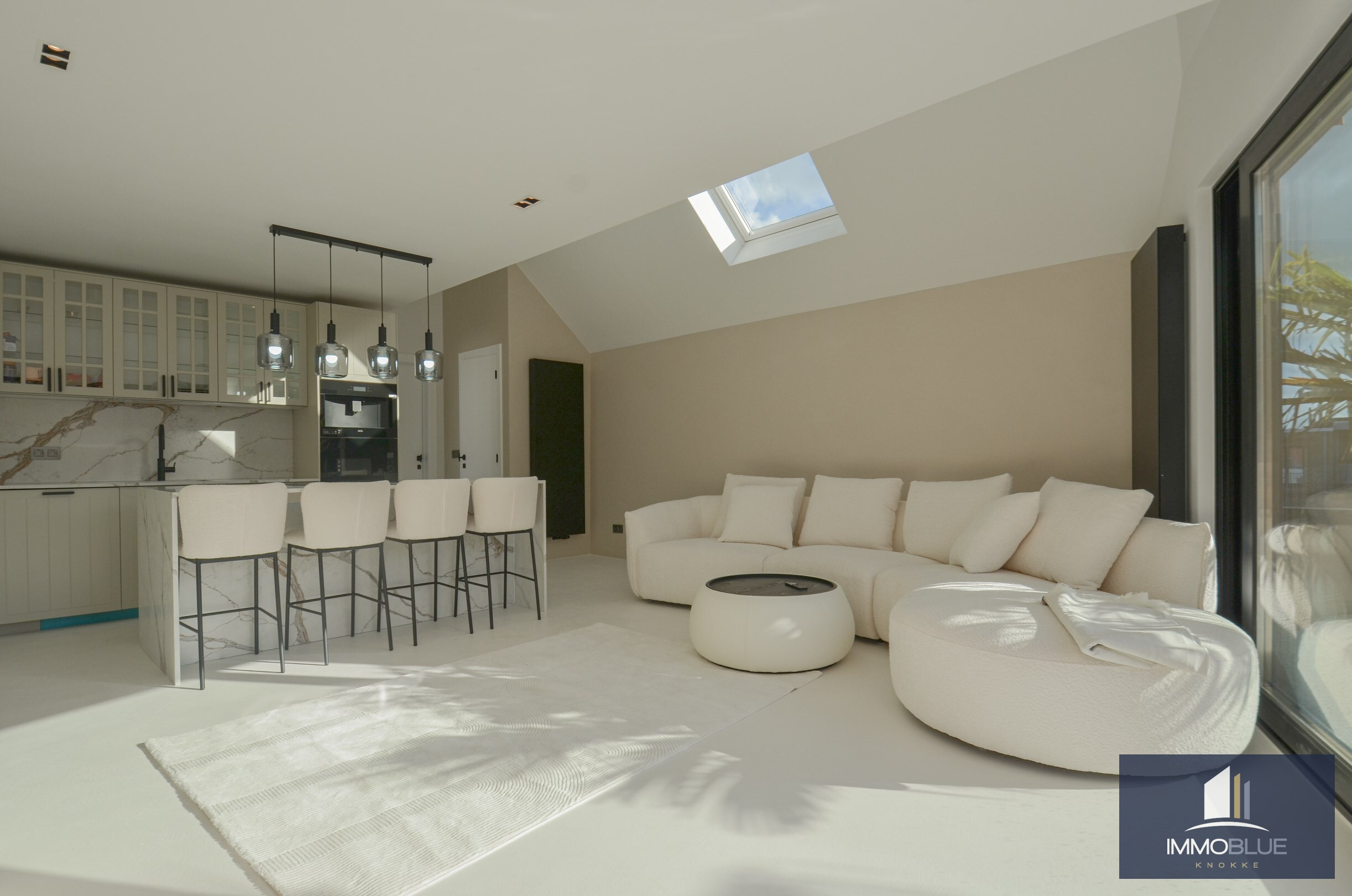 EXCLUSIF : Appartement en duplex avec grande terrasse situé dans une résidence neuve à petite échelle de style Art Déco. 