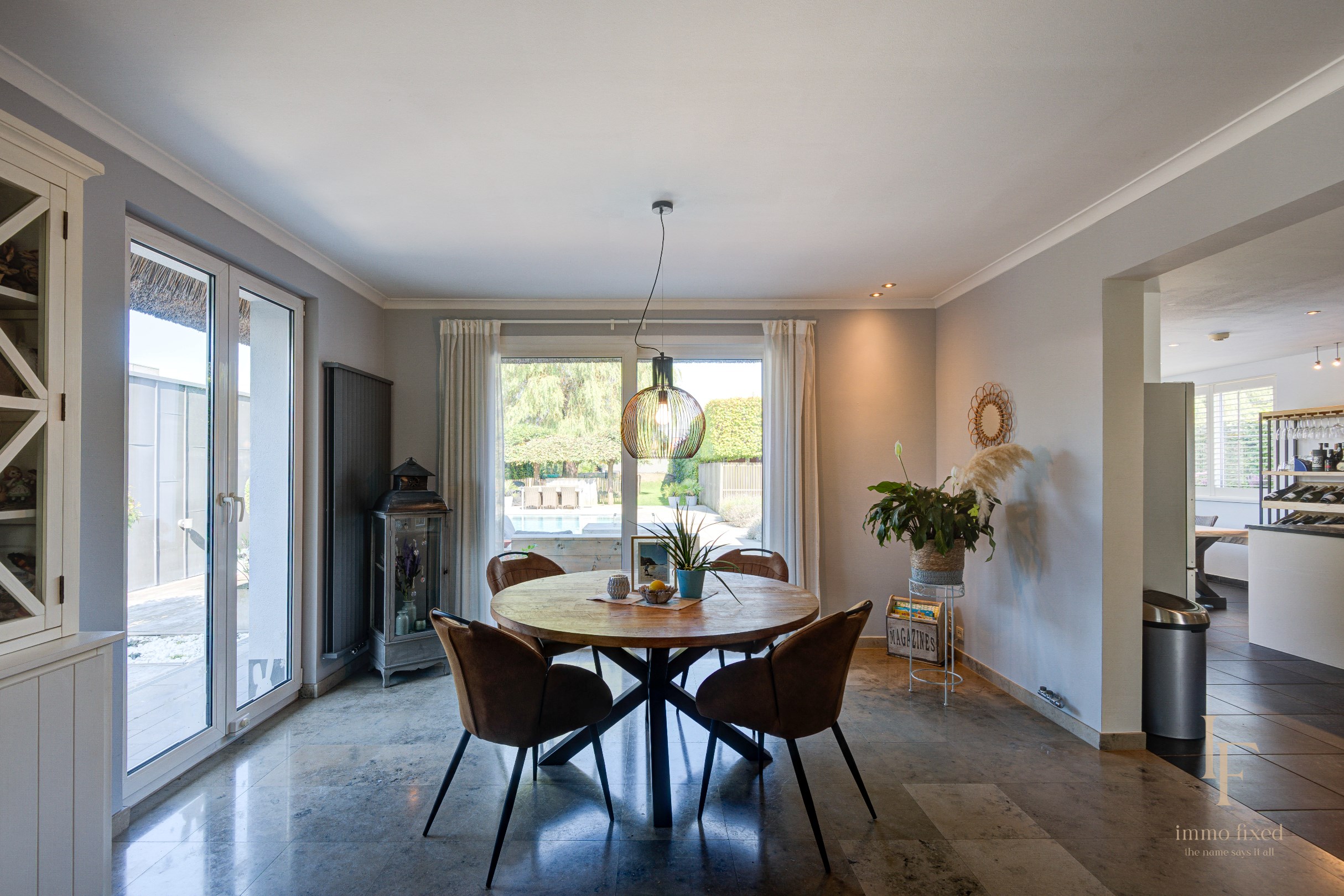 Villa met magazijn, garagebox en 12+ parkeerplaatsen te Kontich! 