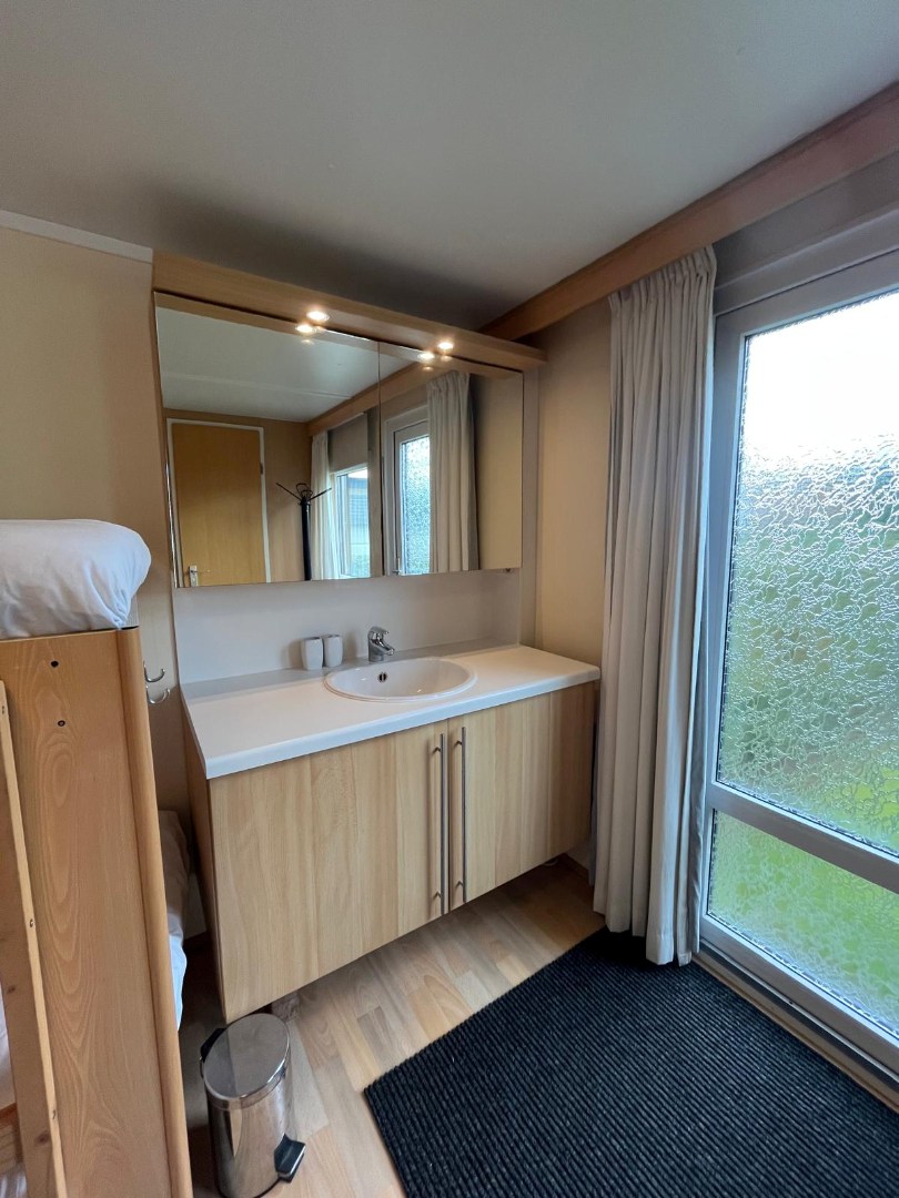 Leuke chalet (1999) met apart gastenverblijf, berging en royale tuin, op loopafstand van het Veerse Meer te koop! 