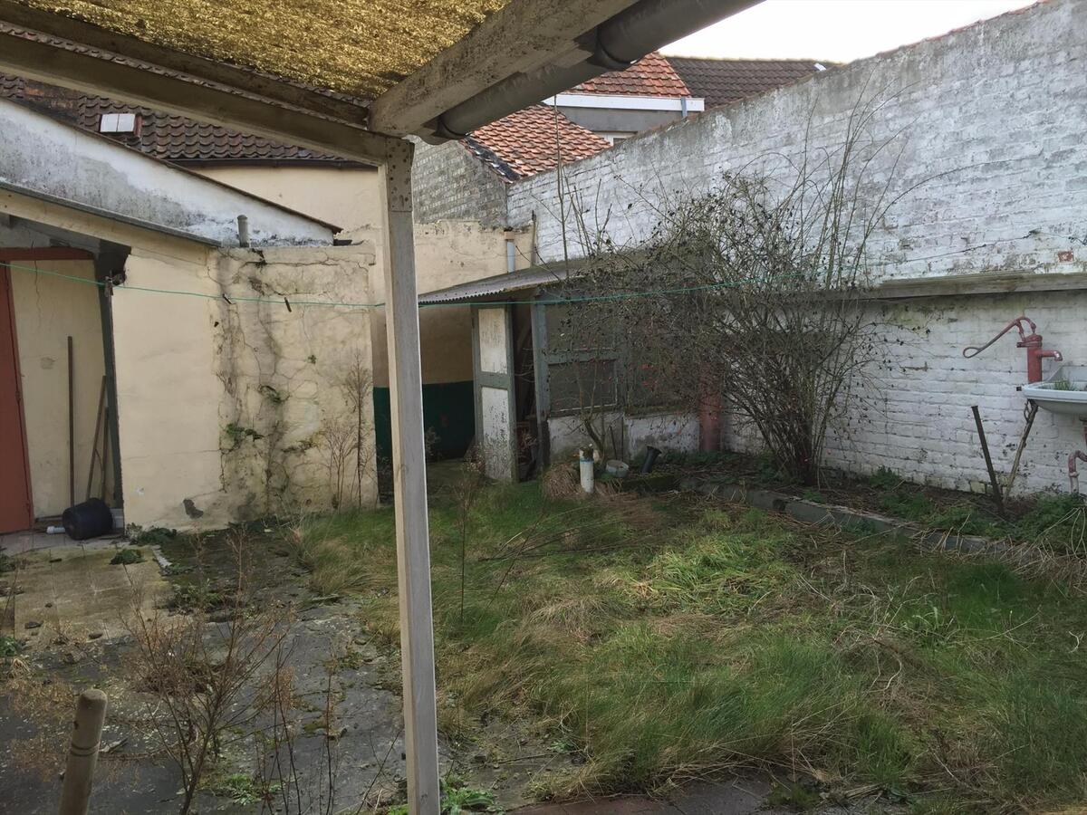 RUIME TE RENOVEREN WONING MET TUIN OP ZUCHT VAN ZEE NABIJ STRAND MARIAKERKE 