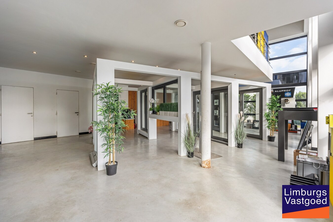 Bedrijfsgebouw met toonzaal, kantoren, magazijn en woonst - groot 700m² 