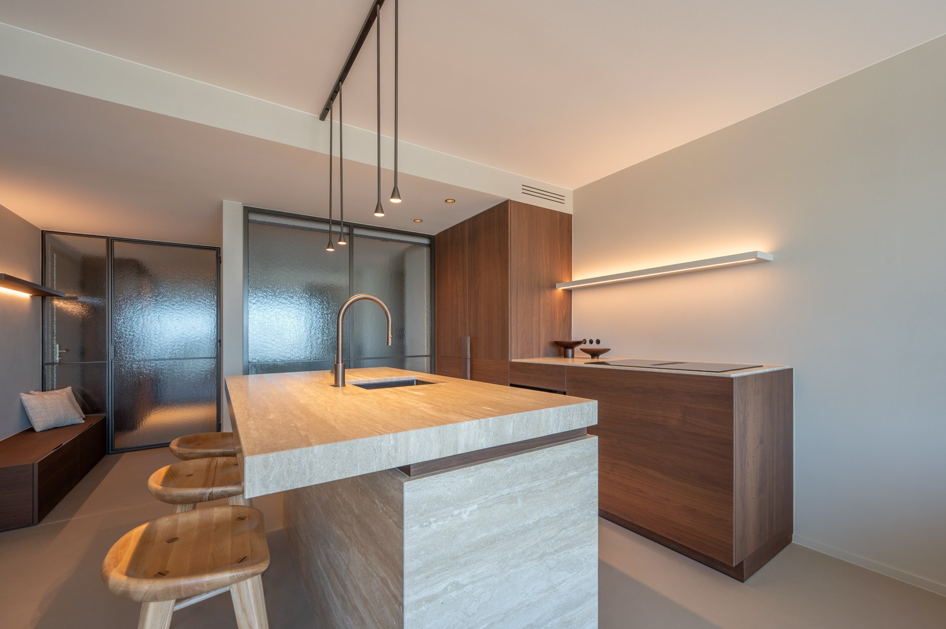 Prachtig gerenoveerd en instapklaar appartement met 3 slaapkamers en frontaal zeezicht, gelegen in een prestigieuze residentie op de zeedijk in het Zoute. 