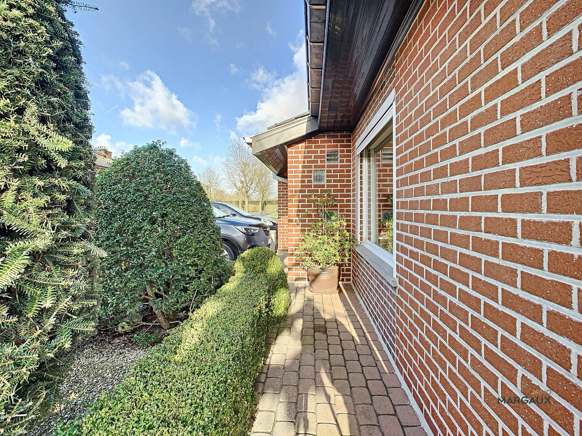 Instapklare halfopen bebouwing in rustige straat 