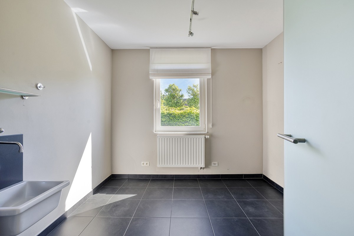 Instapklaar gelijkvloers appartement met groot terras, tuin en garagebox in Kumtich - EPC 104 KWH/m² 