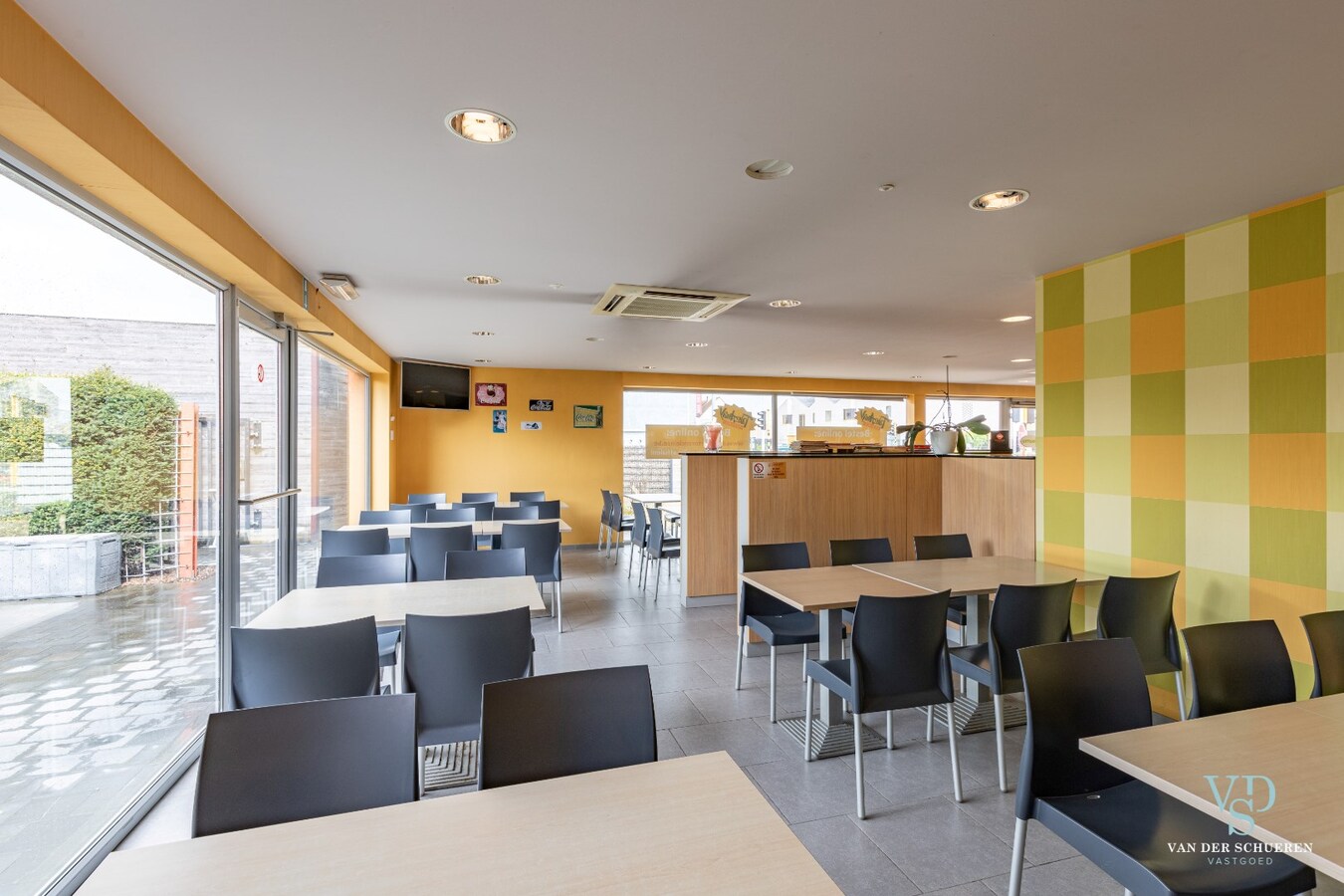 Handelspand mét woongelegenheid op commerciële locatie 