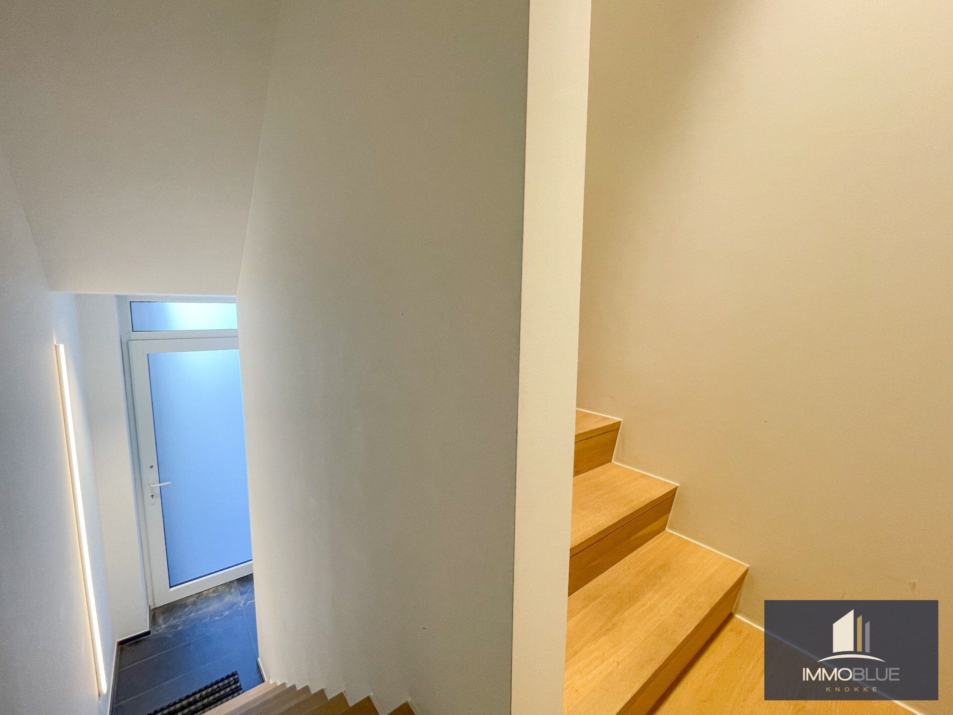 Uitzonderlijk, luxueus afgewerkt hoekappartement met frontaal zeezicht. 