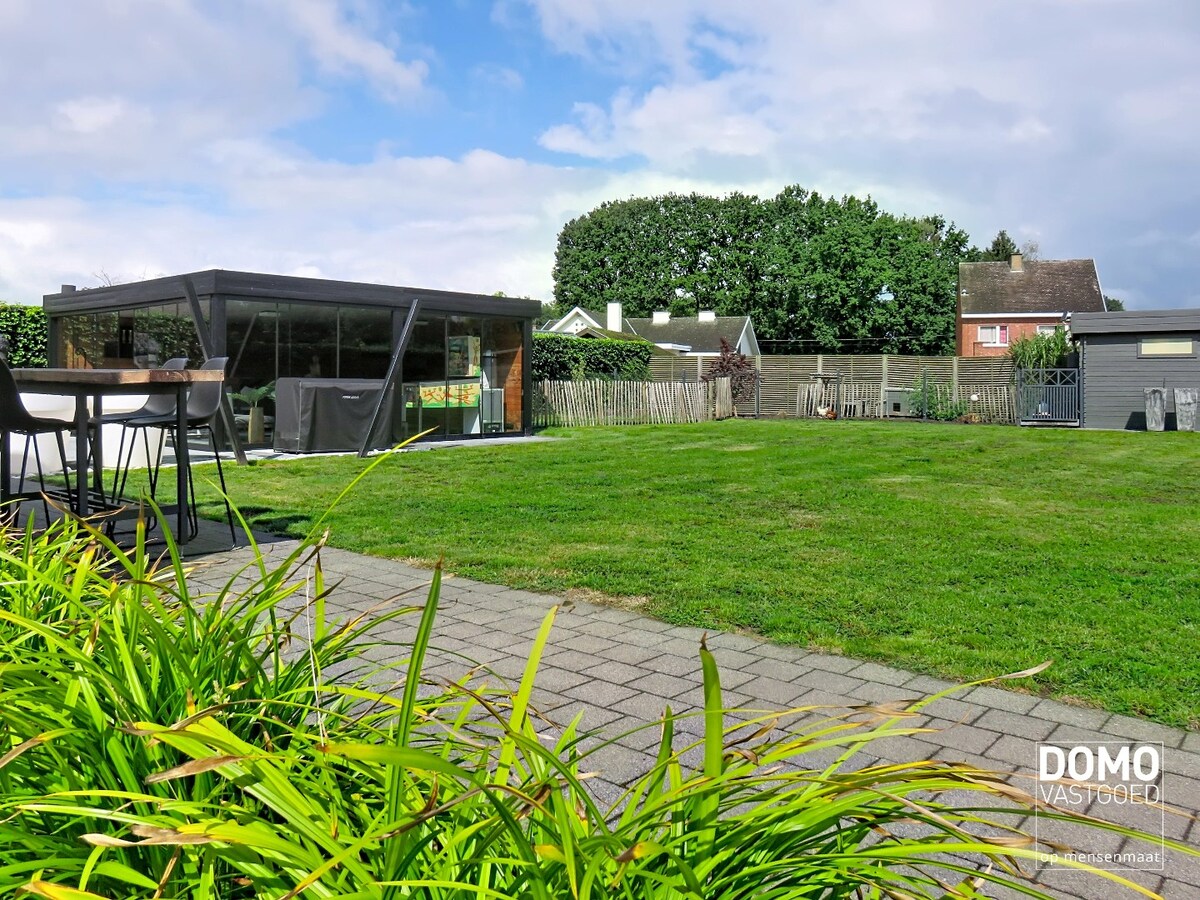 RUIME EN ENERGIEZUINIGE VILLA OP EEN UITZONDERLIJK BREED PERCEEL IN BERBROEK 