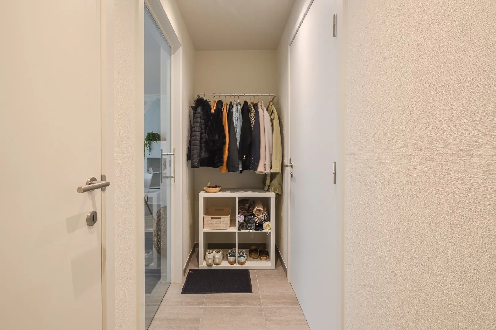 Nieuwbouw gelijkvloers appartement te huur met één slaapkamer en tuin. 