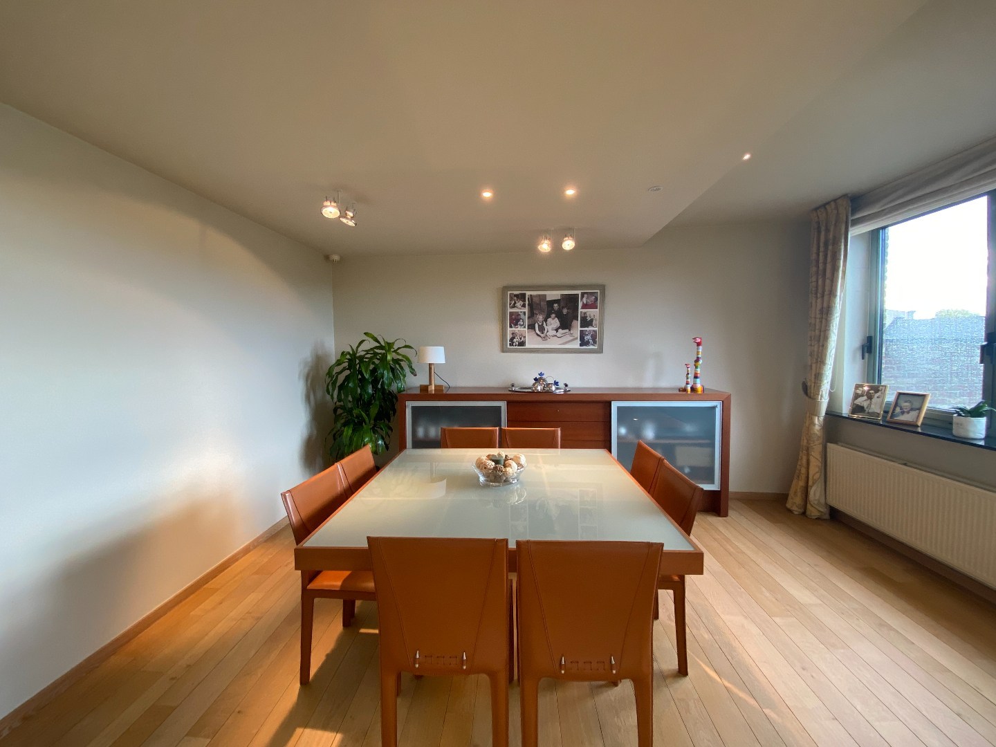 Multifunctioneel handelspand met luxueuze woonst op centrumligging in Sint-Eloois-Vijve! 