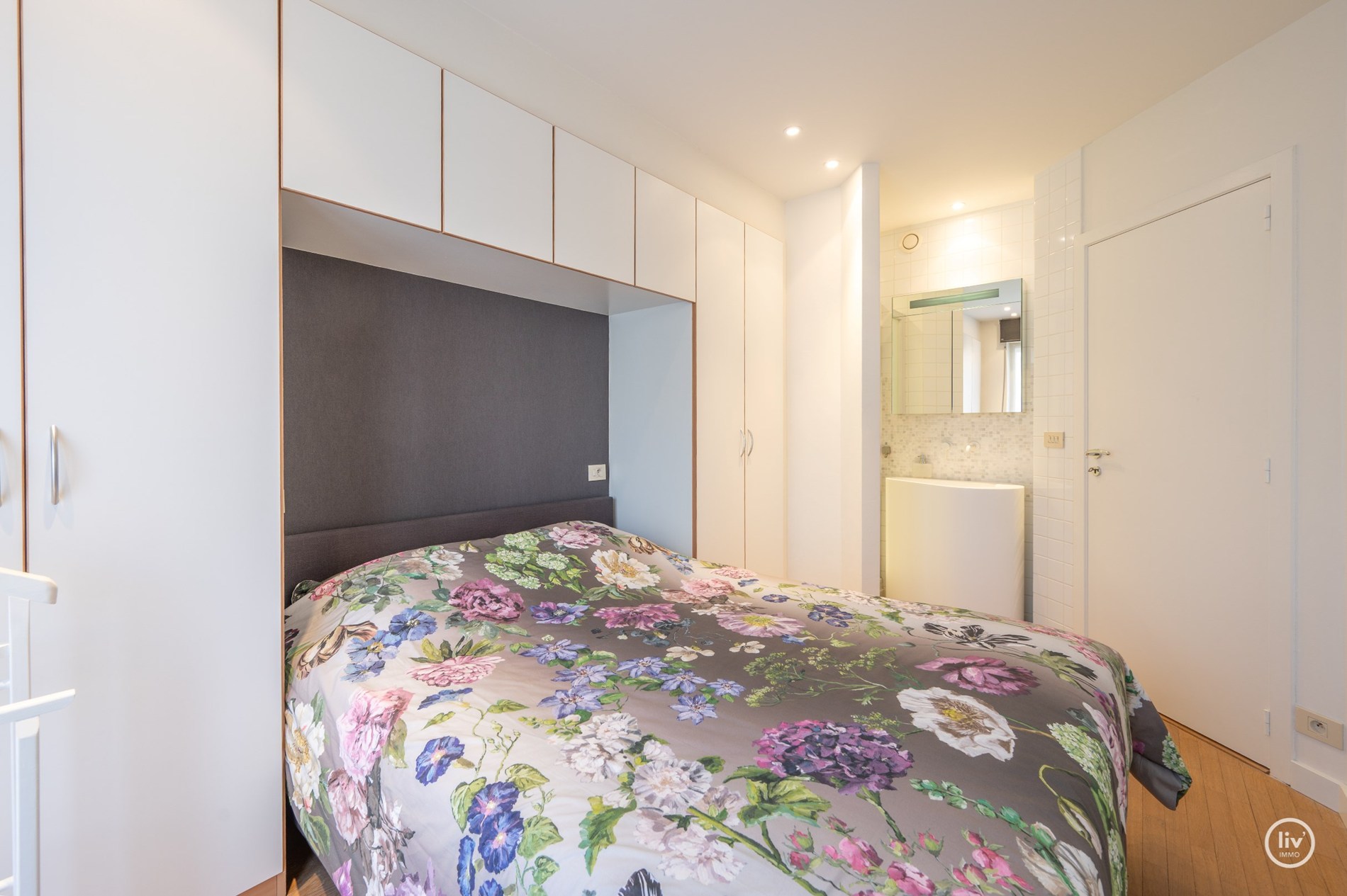 Bel appartement avec une grande terrasse ensoleillée situé dans une rue calme de l'avenue Dumortier. 