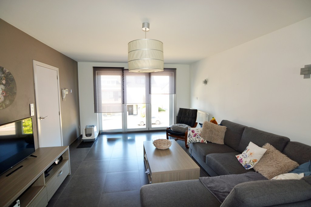 Modern triplex appartement met 3 slpks, terras, kelderberging en autostaanplaats. 