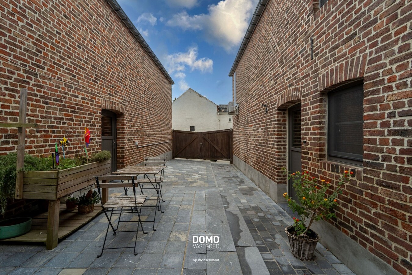 RUIME, INSTAPKLARE EN GERENOVEERDE WONING MET KANTOORGEBOUW INCLUSIEF PARKEERGELEGENHEID, TUIN EN ZWEMBAD TE MIELEN BOVEN AALST (GINGELOM) 